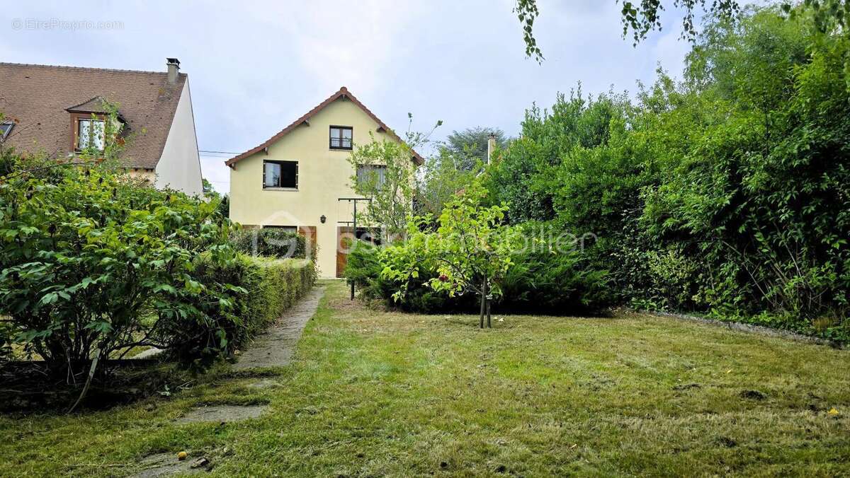 Maison à SAINTE-GENEVIEVE-DES-BOIS