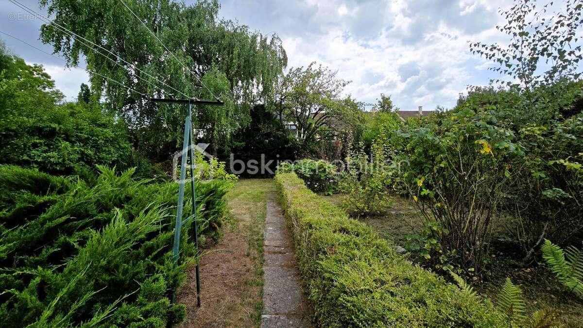 Maison à SAINTE-GENEVIEVE-DES-BOIS