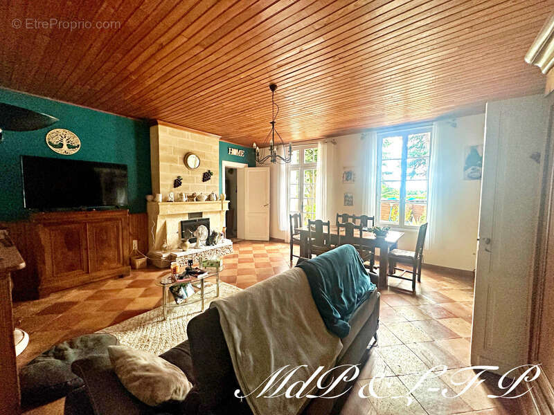 Maison à SAINT-MAGNE-DE-CASTILLON