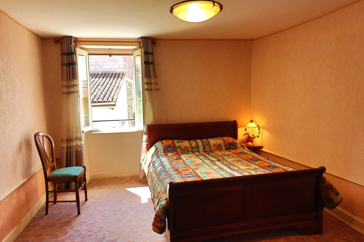 Maison à PERIGNAT-SUR-ALLIER