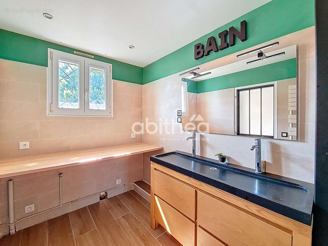 Maison à AMBARES-ET-LAGRAVE