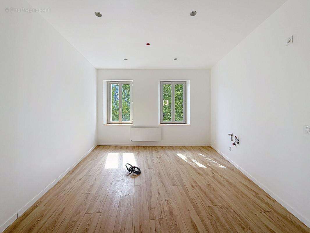 Appartement à SOLLIES-TOUCAS