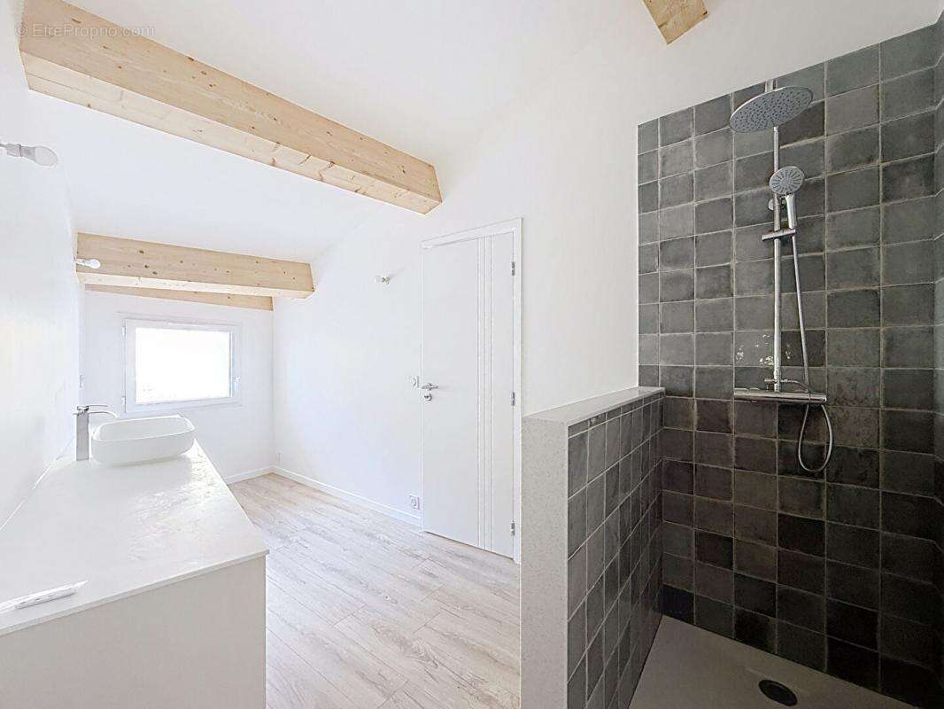 Appartement à SOLLIES-TOUCAS