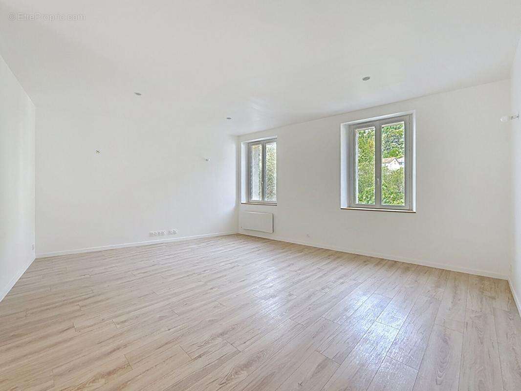 Appartement à SOLLIES-TOUCAS