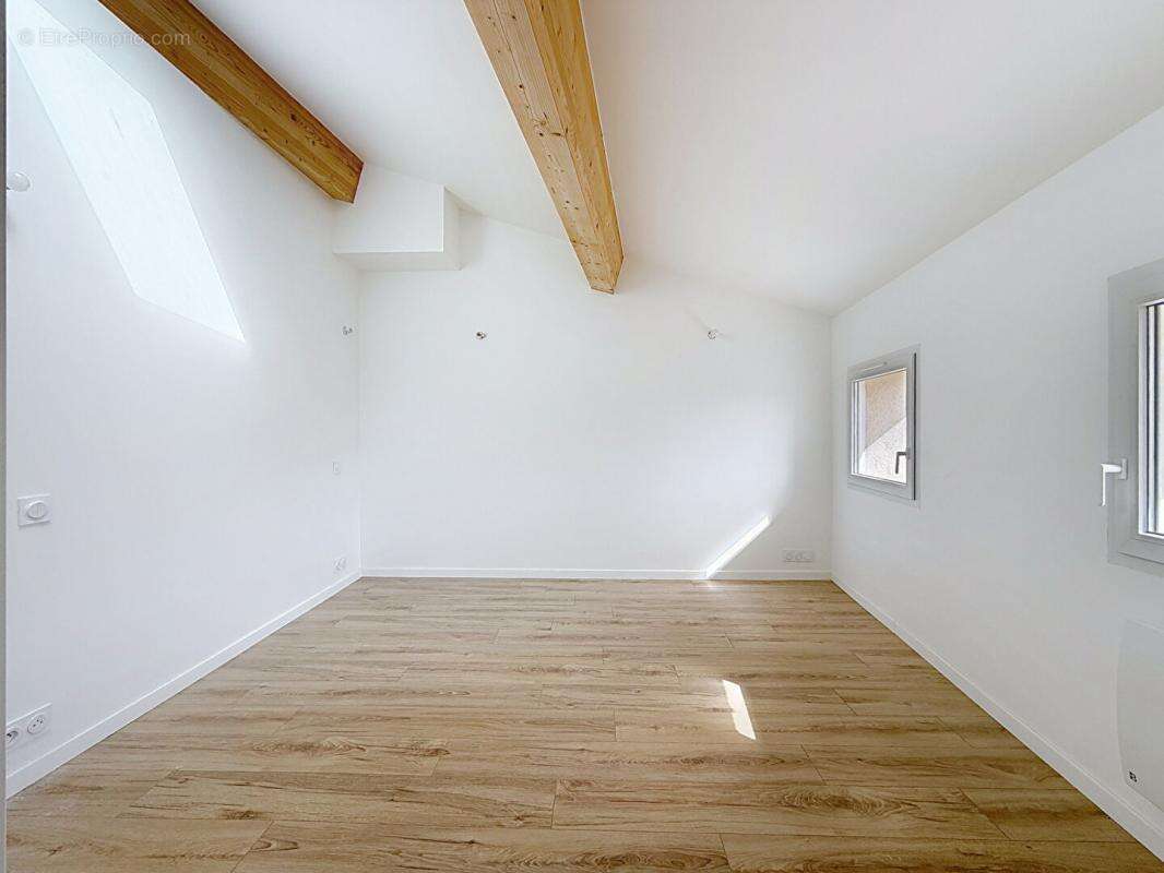 Appartement à SOLLIES-TOUCAS