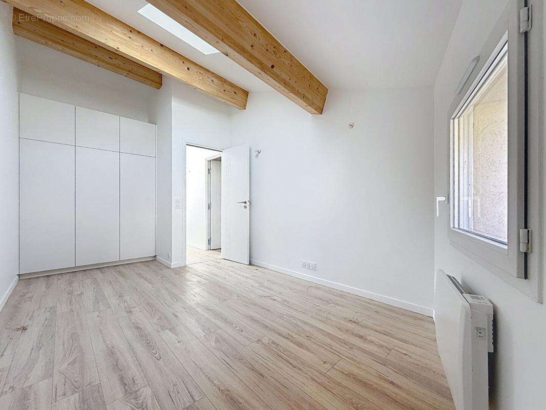 Appartement à SOLLIES-TOUCAS