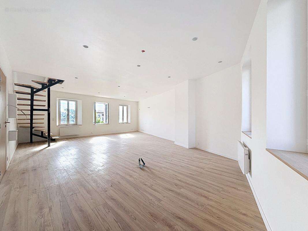 Appartement à SOLLIES-TOUCAS