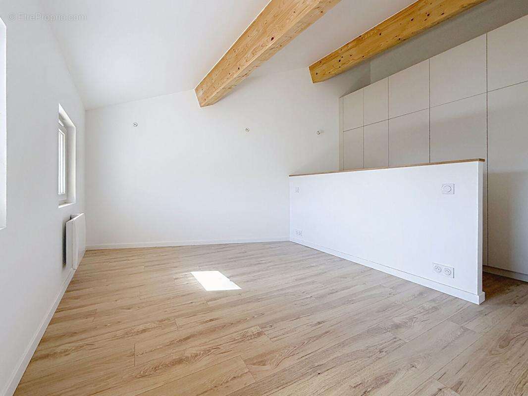 Appartement à SOLLIES-TOUCAS