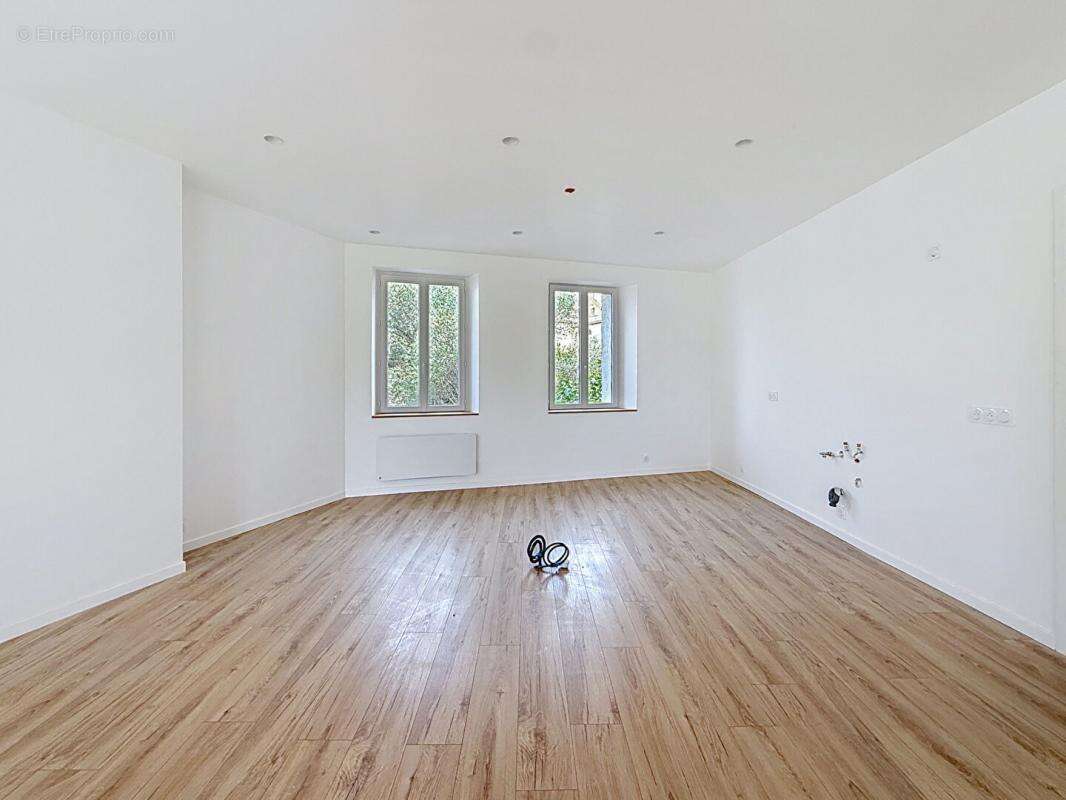 Appartement à SOLLIES-TOUCAS