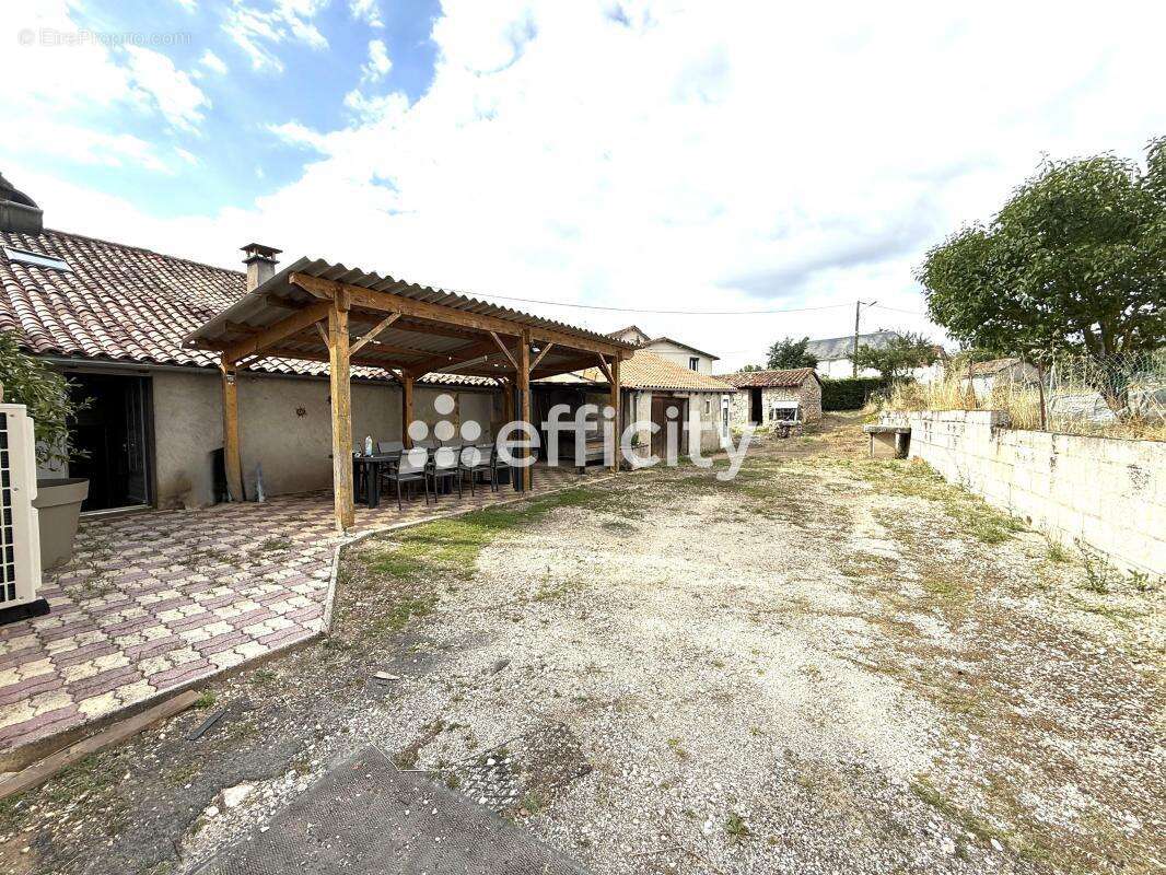 Maison à SAINT-PIERRE-D&#039;EXIDEUIL