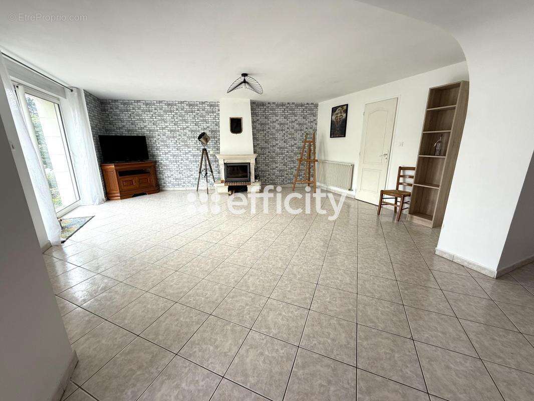 Maison à SAINT-PIERRE-D&#039;EXIDEUIL