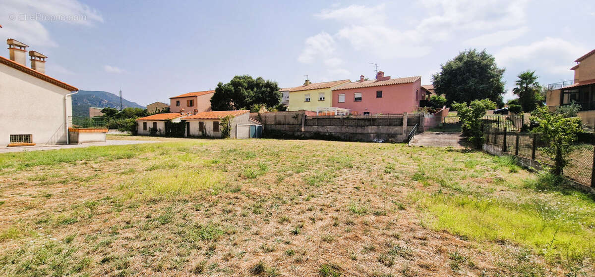 Terrain à LE PERTHUS