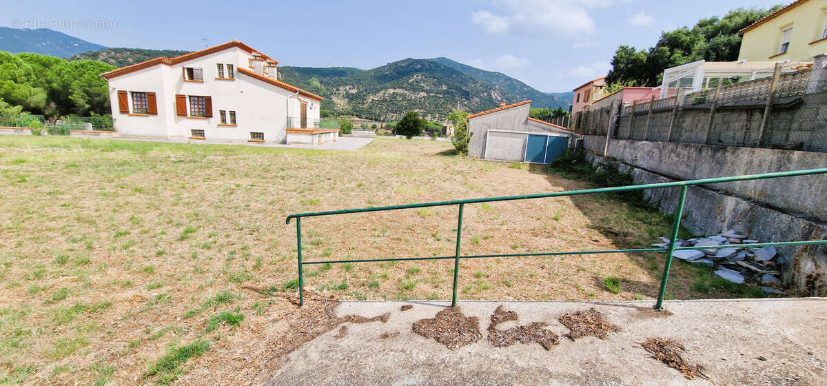 Terrain à LE PERTHUS