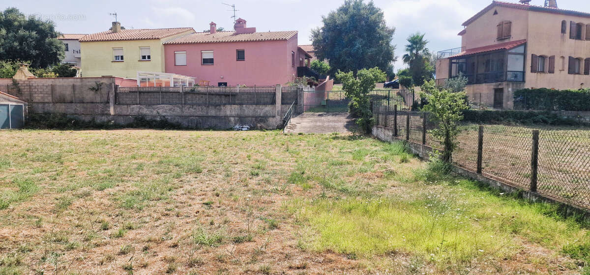 Terrain à LE PERTHUS