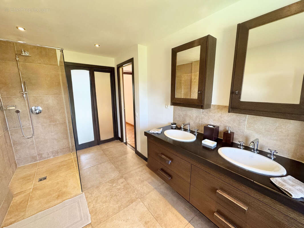 Maison à SAINT-CEZAIRE-SUR-SIAGNE