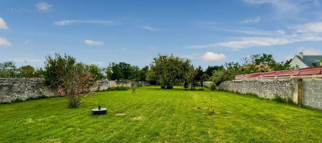 Maison à DUN-SUR-AURON