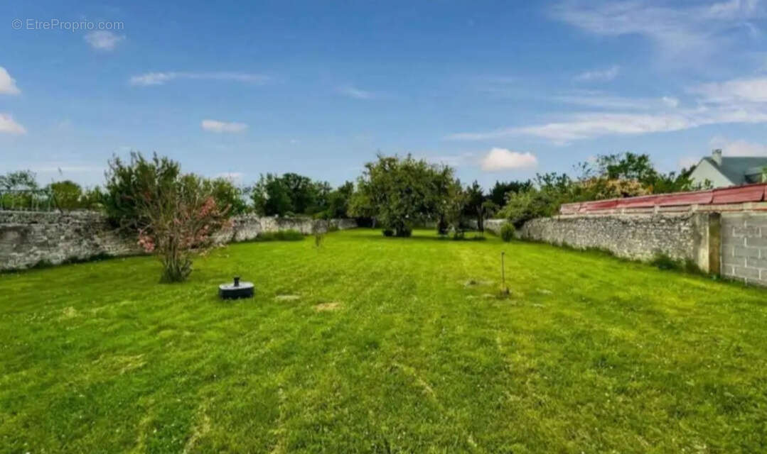 Maison à DUN-SUR-AURON