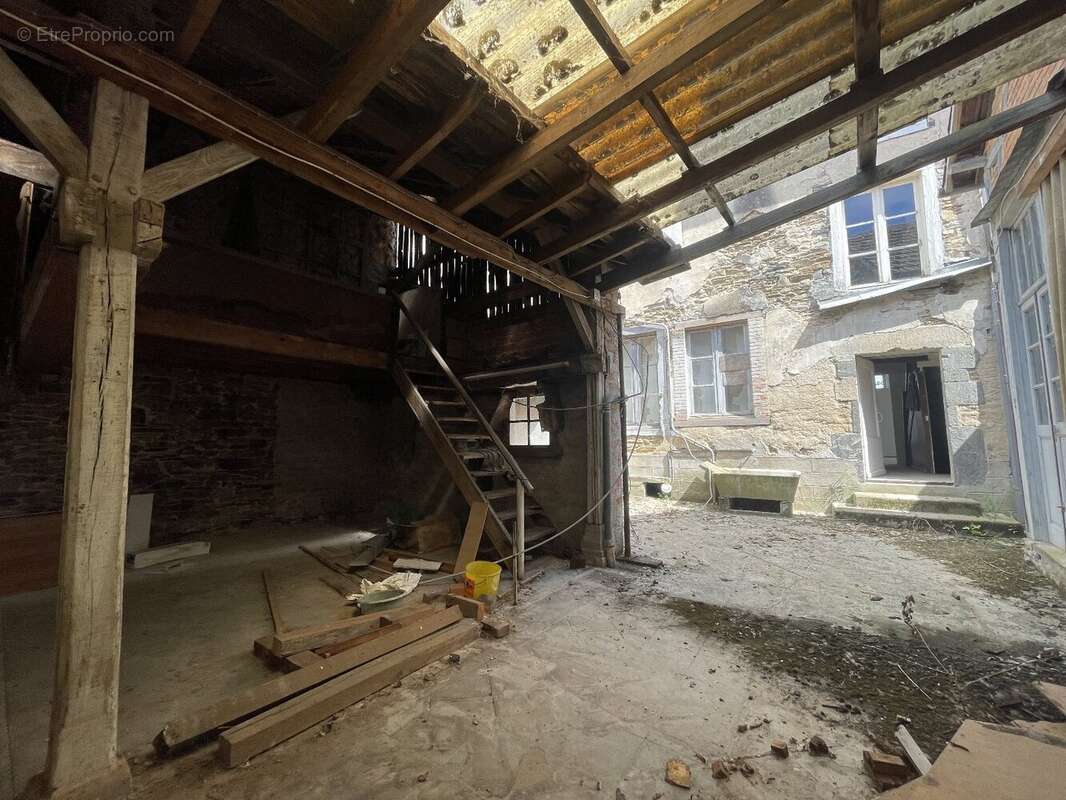 Maison à SAINT-YRIEIX-LA-PERCHE