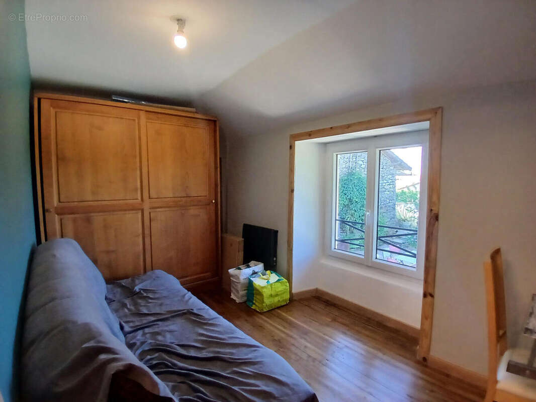 Bed 3 - Maison à SAINT-SAUD-LACOUSSIERE