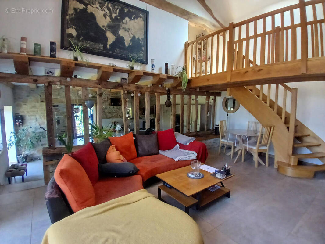 Le salon - Maison à SAINT-SAUD-LACOUSSIERE