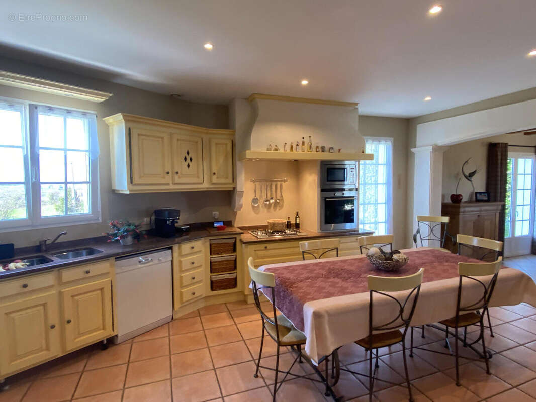 cuisine - Maison à BARBEZIEUX-SAINT-HILAIRE