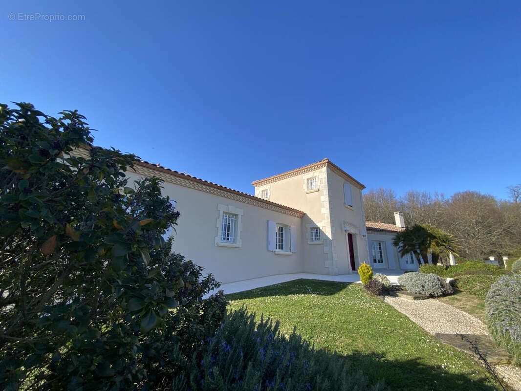 facade3 - Maison à BARBEZIEUX-SAINT-HILAIRE