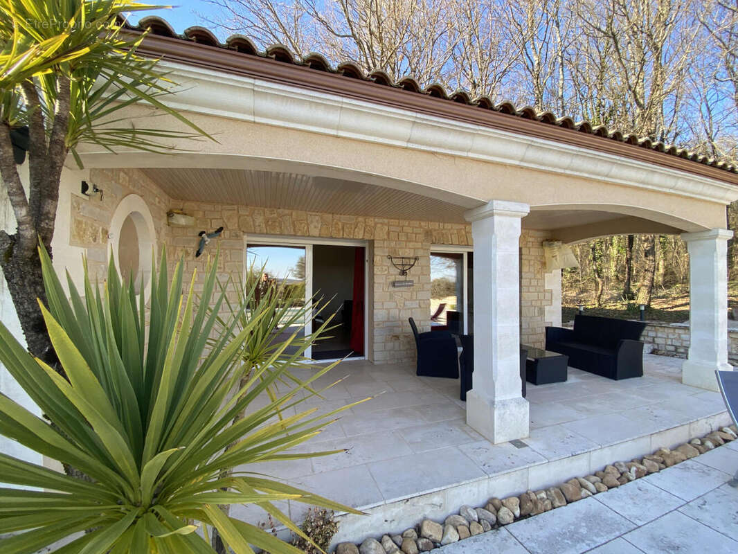 gite facade - Maison à BARBEZIEUX-SAINT-HILAIRE