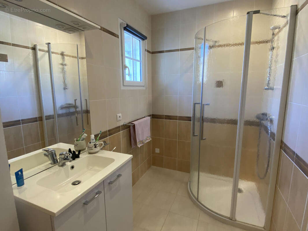 salle d'eau etage - Maison à BARBEZIEUX-SAINT-HILAIRE