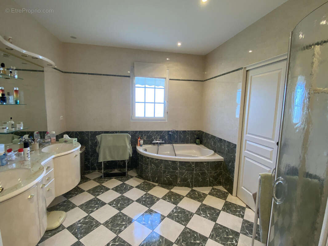 salle de bains - Maison à BARBEZIEUX-SAINT-HILAIRE