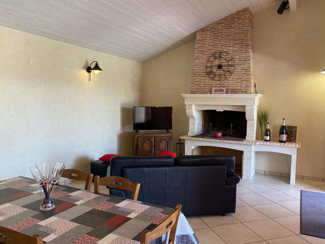 salon gite - Maison à BARBEZIEUX-SAINT-HILAIRE