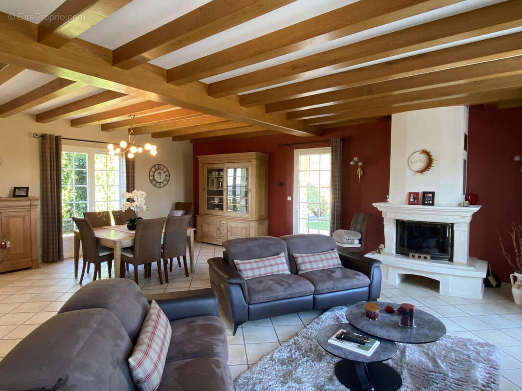 salon sam - Maison à BARBEZIEUX-SAINT-HILAIRE