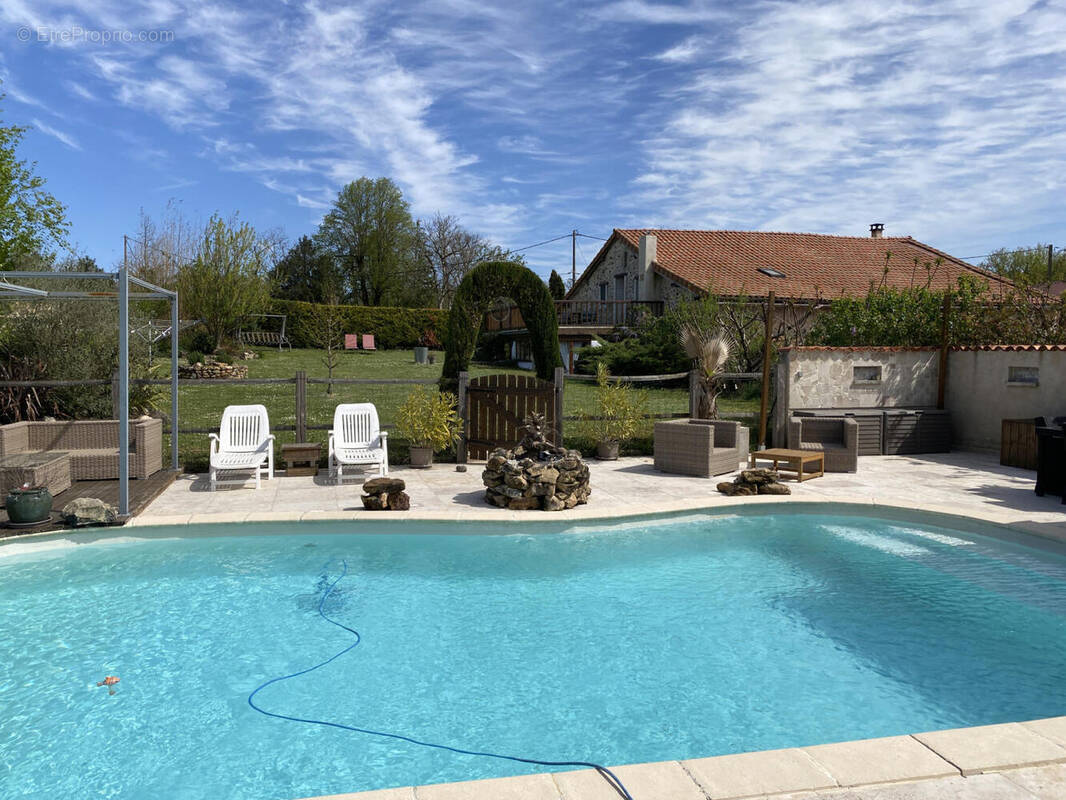 facade &amp; pool - Maison à RIBERAC