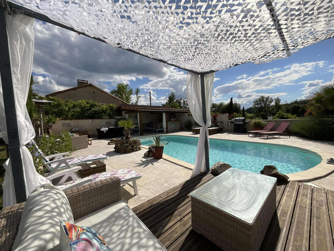 piscine with awning - Maison à RIBERAC