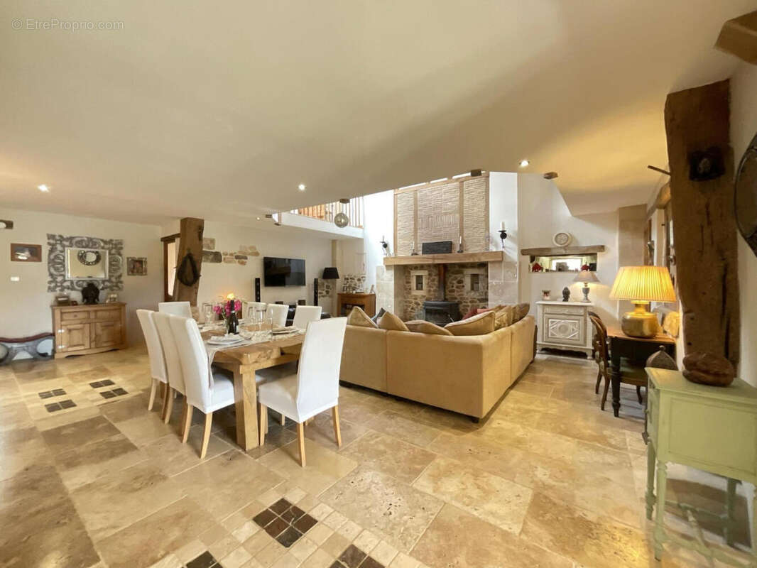 salon sam - Maison à RIBERAC