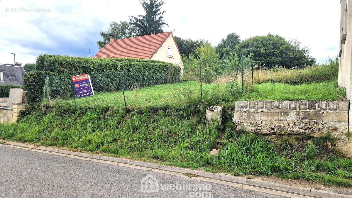 Terrain à bâtir d'une surface d'environ 886 m² - Terrain à SUZY