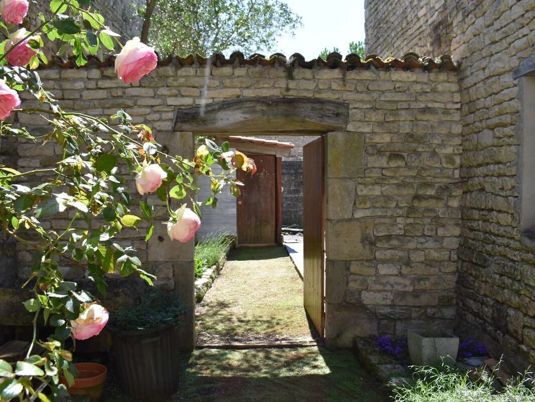 Maison à DAMPIERRE-SUR-BOUTONNE
