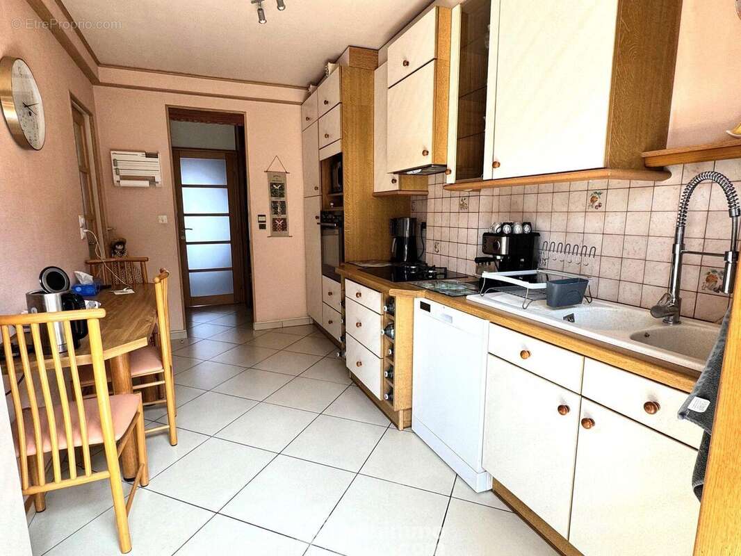 allons à la cuisine aménagée et équipée disposant d&#039;un cellier - Maison à BONDOUFLE