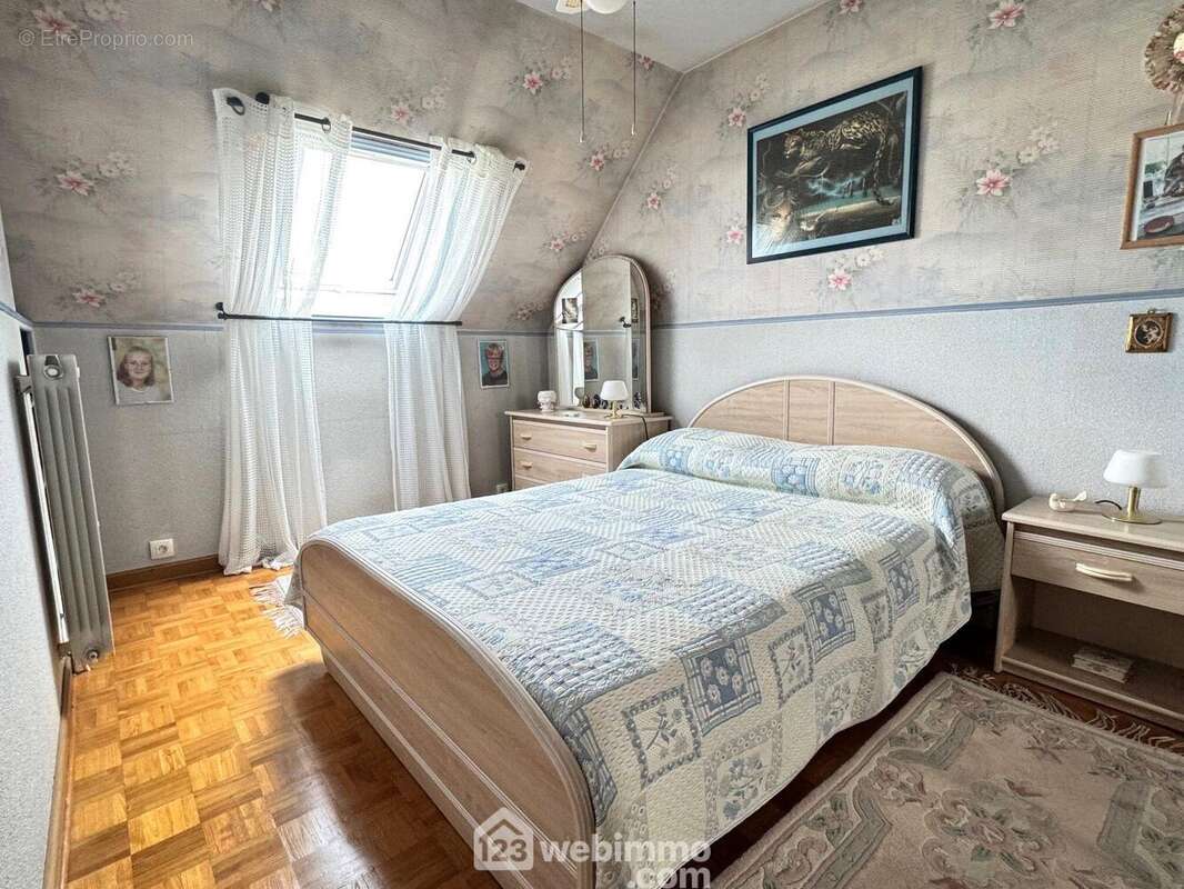 Montons et découvrons la première chambre avec placard... - Maison à BONDOUFLE