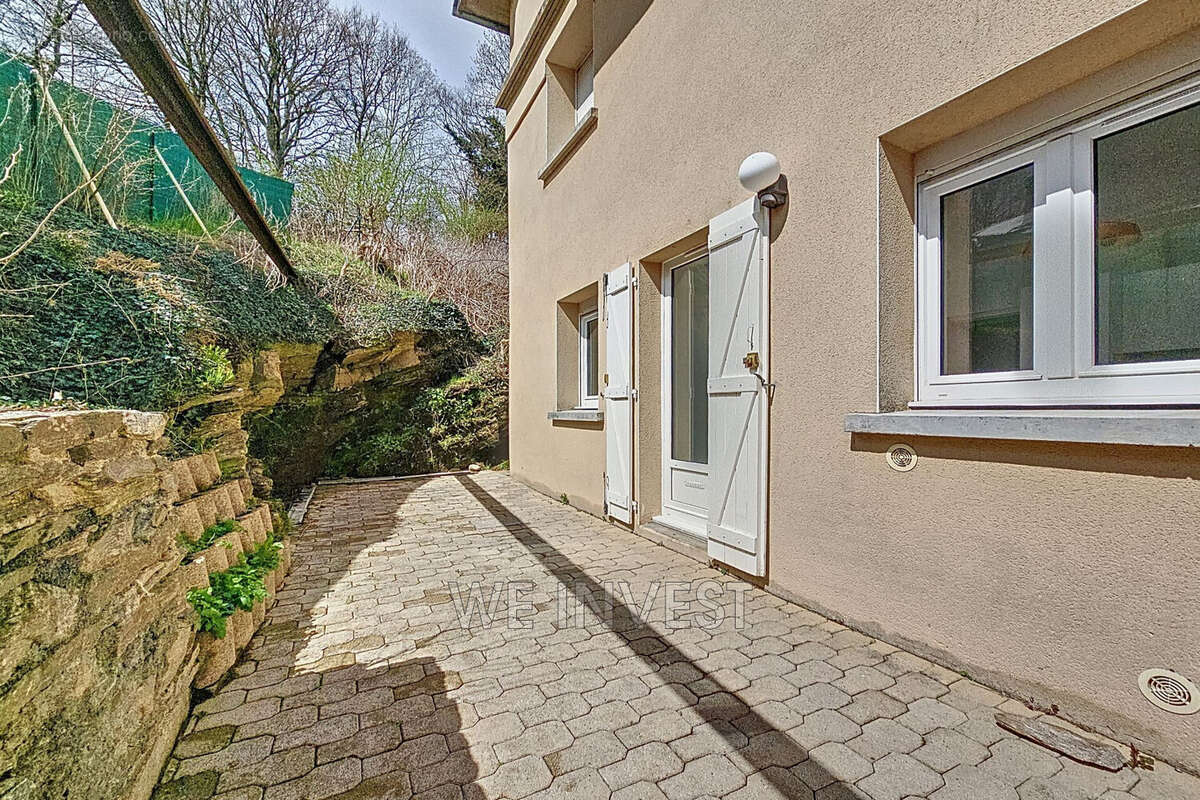 Appartement à SALLES-CURAN