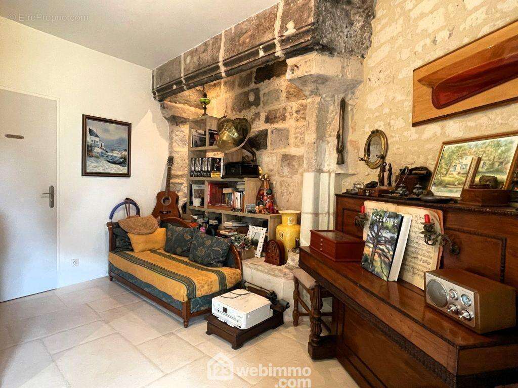 Avec cheminée d&#039;époque et salle d&#039;eau /WC attenante. - Maison à SAIRES