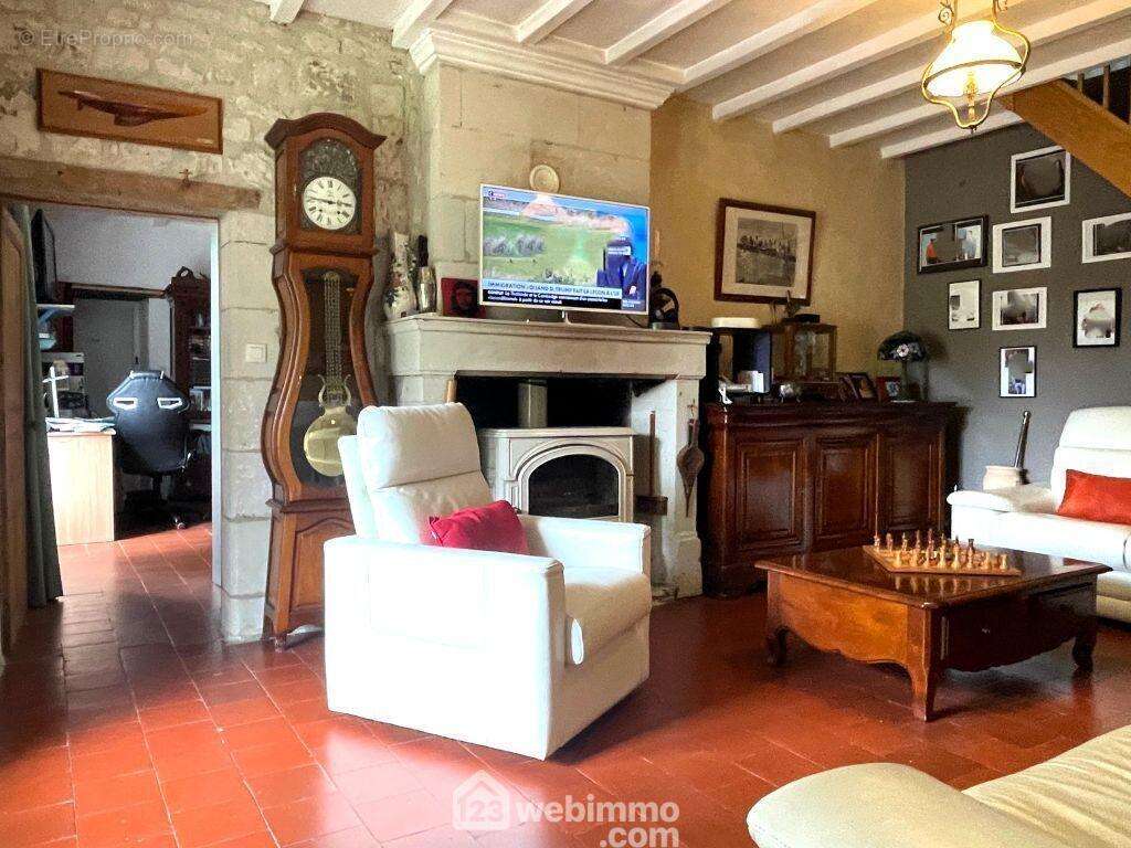 Dans le prolongement, un salon de plus de 27 m2 avec cheminée, - Maison à SAIRES