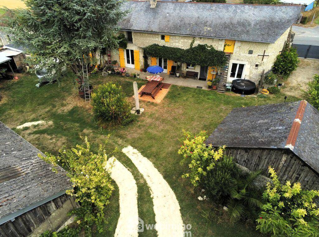 Proche de Monts-sur-Guesnes, dans un hameau, - Maison à SAIRES