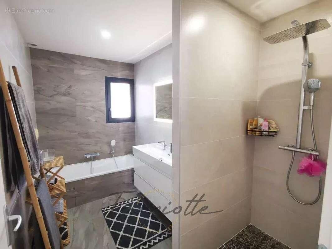 Maison à ROCHEMAURE