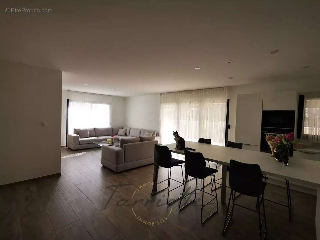 Maison à ROCHEMAURE