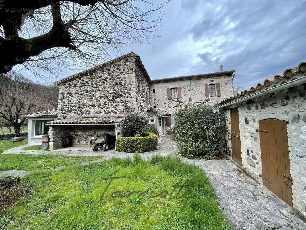 Maison à ROCHEMAURE