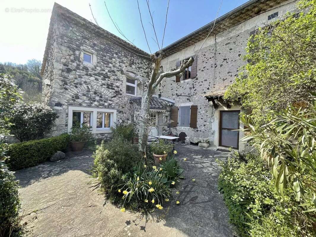 Maison à ROCHEMAURE