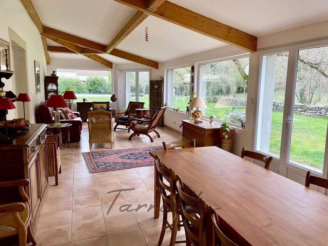 Maison à ROCHEMAURE