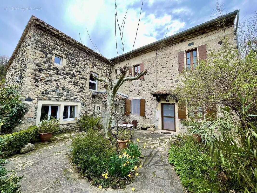 Maison à ROCHEMAURE