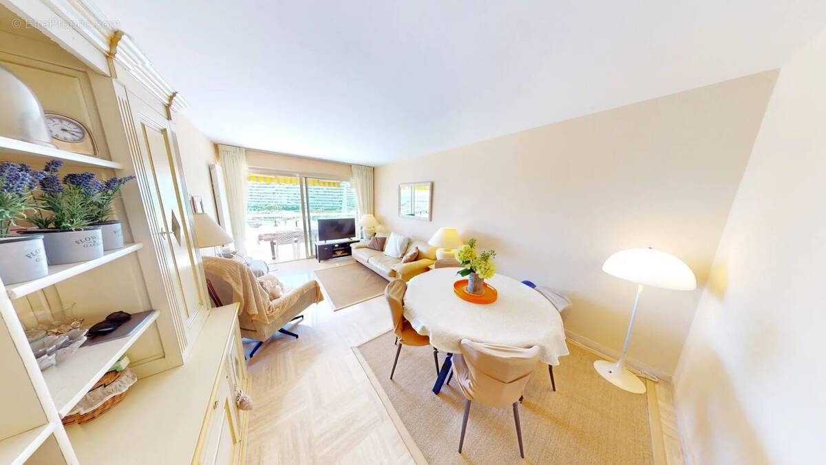 Appartement à VILLENEUVE-LOUBET