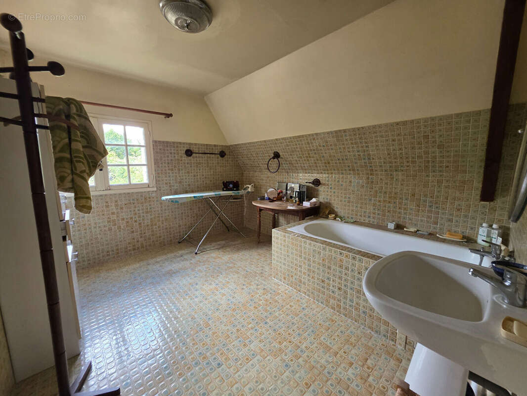 Maison à AZAY-LE-FERRON